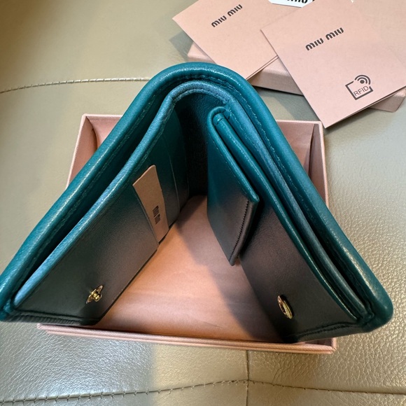 Miu Miu Small matelassé nappa leather wallet teal - Picture 8 of 9